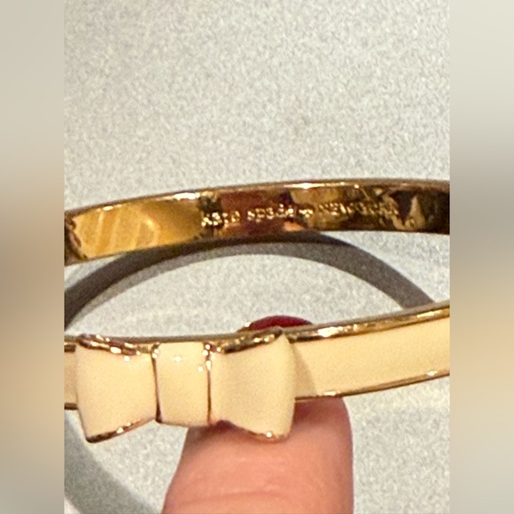 Kate Spade New York TAKE A BOW Gold & Cream CLASSIC Bangle Bracelet Stacking EUC - Picture 3 of 9